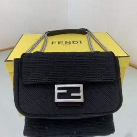 FENDI Средняя сумка с цепочным ремнем через плечо, из красного в