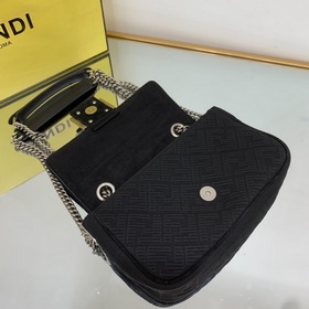 FENDI Средняя сумка с цепочным ремнем через плечо, из красного в