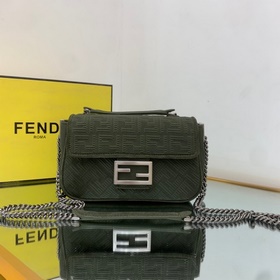 FENDI Средняя сумка с цепочным ремнем через плечо, из красного в