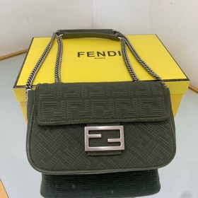 FENDI Средняя сумка с цепочным ремнем через плечо, из красного в