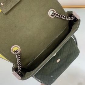 FENDI Средняя сумка с цепочным ремнем через плечо, из красного в