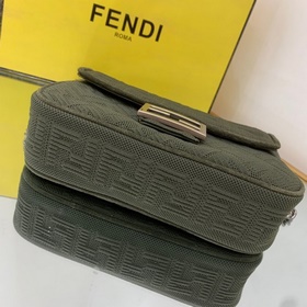 FENDI Средняя сумка с цепочным ремнем через плечо, из красного в