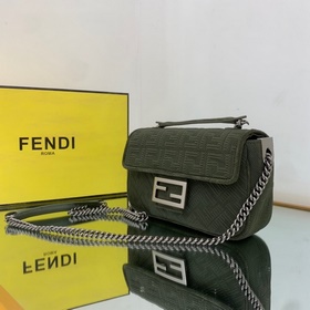 FENDI Средняя сумка с цепочным ремнем через плечо, из красного в