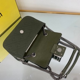 FENDI Средняя сумка с цепочным ремнем через плечо, из красного в