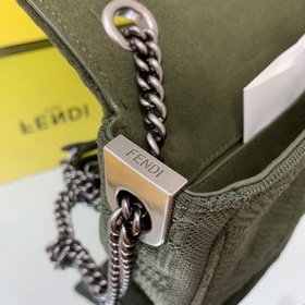 FENDI Средняя сумка с цепочным ремнем через плечо, из красного в