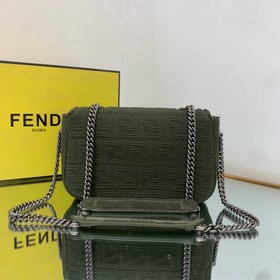 FENDI Средняя сумка с цепочным ремнем через плечо, из красного в