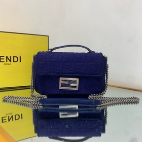 FENDI Средняя сумка с цепочным ремнем через плечо, из красного в