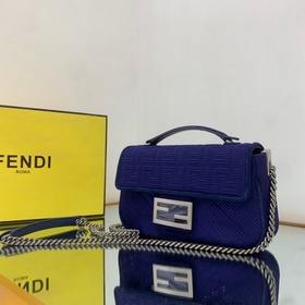 FENDI Средняя сумка с цепочным ремнем через плечо, из красного в