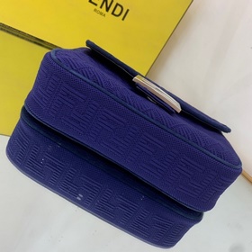 FENDI Средняя сумка с цепочным ремнем через плечо, из красного в