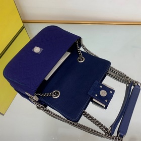 FENDI Средняя сумка с цепочным ремнем через плечо, из красного в