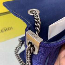 FENDI Средняя сумка с цепочным ремнем через плечо, из красного в