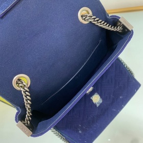 FENDI Средняя сумка с цепочным ремнем через плечо, из красного в