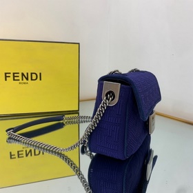 FENDI Средняя сумка с цепочным ремнем через плечо, из красного в