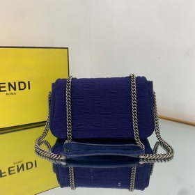 FENDI Средняя сумка с цепочным ремнем через плечо, из красного в
