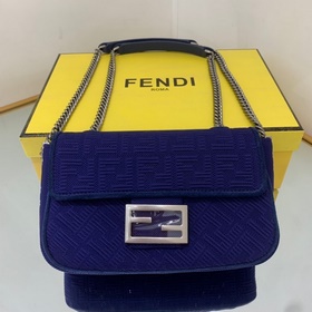FENDI Средняя сумка с цепочным ремнем через плечо, из красного в
