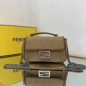 FENDI Средняя сумка с цепочным ремнем через плечо, из красного в