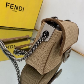 FENDI Средняя сумка с цепочным ремнем через плечо, из красного в
