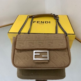 FENDI Средняя сумка с цепочным ремнем через плечо, из красного в