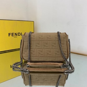 FENDI Средняя сумка с цепочным ремнем через плечо, из красного в