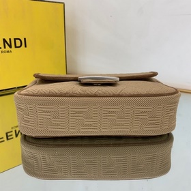 FENDI Средняя сумка с цепочным ремнем через плечо, из красного в