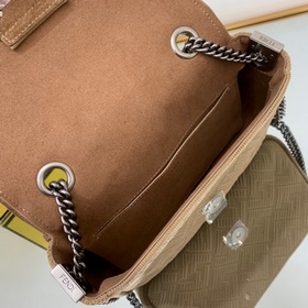 FENDI Средняя сумка с цепочным ремнем через плечо, из красного в