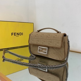 FENDI Средняя сумка с цепочным ремнем через плечо, из красного в