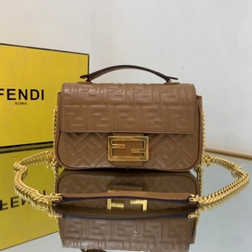 FENDI Средняя сумка с цепочкой, из мягкой кожи наппа белого цвет