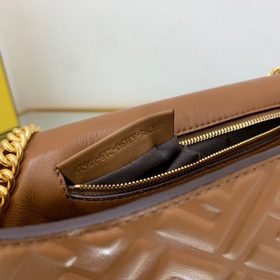 FENDI Средняя сумка с цепочкой, из мягкой кожи наппа белого цвет