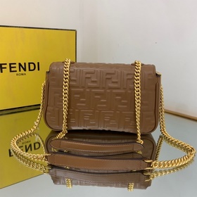 FENDI Средняя сумка с цепочкой, из мягкой кожи наппа белого цвет