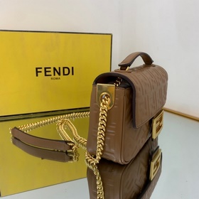 FENDI Средняя сумка с цепочкой, из мягкой кожи наппа белого цвет