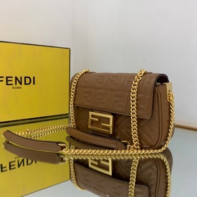 FENDI Средняя сумка с цепочкой, из мягкой кожи наппа белого цвет
