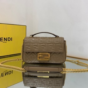 FENDI Средняя сумка на цепочке, из мягкой кожи цвета абрикоса С