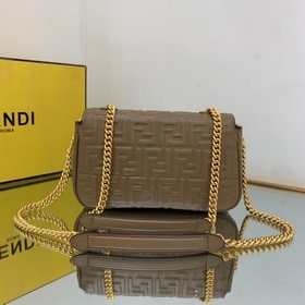 FENDI Средняя сумка на цепочке, из мягкой кожи цвета абрикоса С 