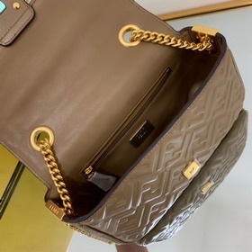 FENDI Средняя сумка на цепочке, из мягкой кожи цвета абрикоса С 