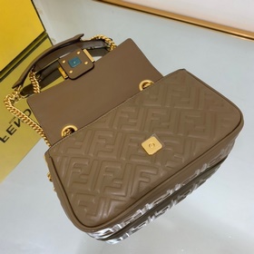 FENDI Средняя сумка на цепочке, из мягкой кожи цвета абрикоса С 