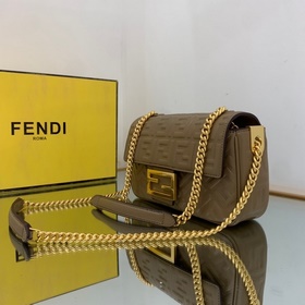 FENDI Средняя сумка на цепочке, из мягкой кожи цвета абрикоса С 