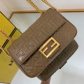 FENDI Средняя сумка на цепочке, из мягкой кожи цвета абрикоса С 