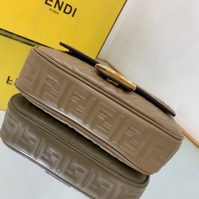 FENDI Средняя сумка на цепочке, из мягкой кожи цвета абрикоса С 