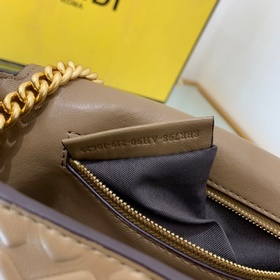 FENDI Средняя сумка на цепочке, из мягкой кожи цвета абрикоса С 