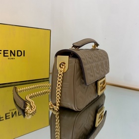 FENDI Средняя сумка на цепочке, из мягкой кожи цвета абрикоса С 