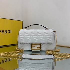 FENDI Средняя сумка с цепочкой, из мягкой кожи наппа белого цвет