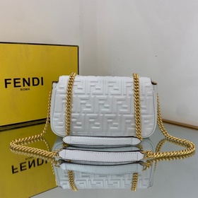 FENDI Средняя сумка с цепочкой, из мягкой кожи наппа белого цвет