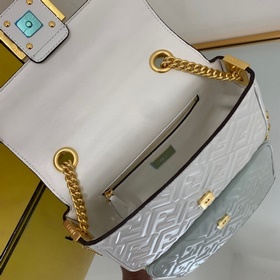 FENDI Средняя сумка с цепочкой, из мягкой кожи наппа белого цвет