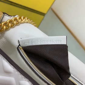 FENDI Средняя сумка с цепочкой, из мягкой кожи наппа белого цвет