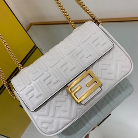FENDI Средняя сумка с цепочкой, из мягкой кожи наппа белого цвет