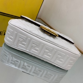 FENDI Средняя сумка с цепочкой, из мягкой кожи наппа белого цвет