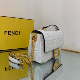FENDI Средняя сумка с цепочкой, из мягкой кожи наппа белого цвет