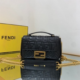 FENDI Средняя сумка с цепочкой, изготовлена из мягкой кожи наппа