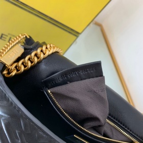 FENDI Средняя сумка с цепочкой, изготовлена из мягкой кожи наппа