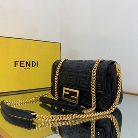 FENDI Средняя сумка с цепочкой, изготовлена из мягкой кожи наппа